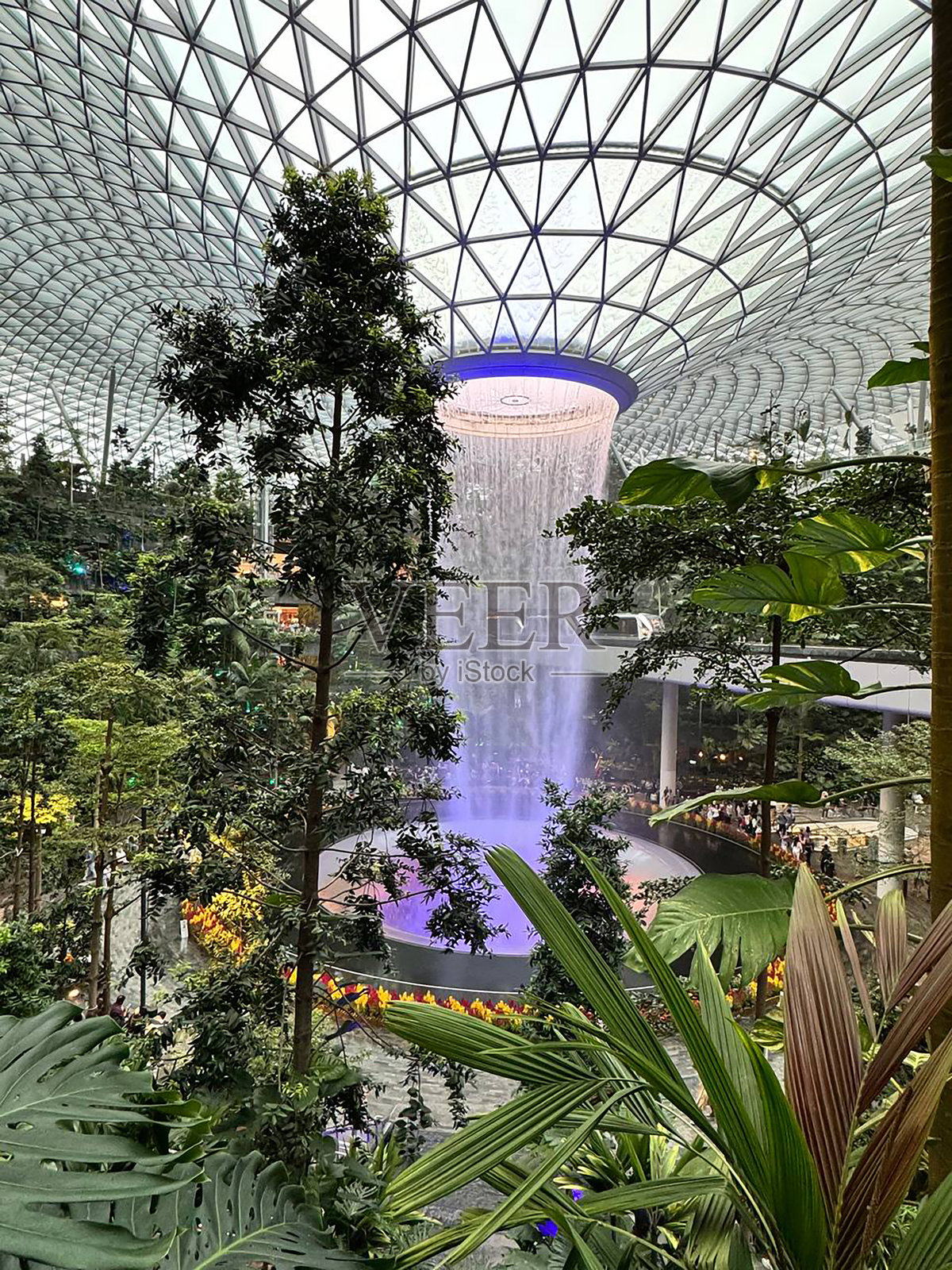 樟宜机场购物中心“宝石”内的瀑布，连接1号航站楼到达区和2、3号航站楼。照片摄影图片