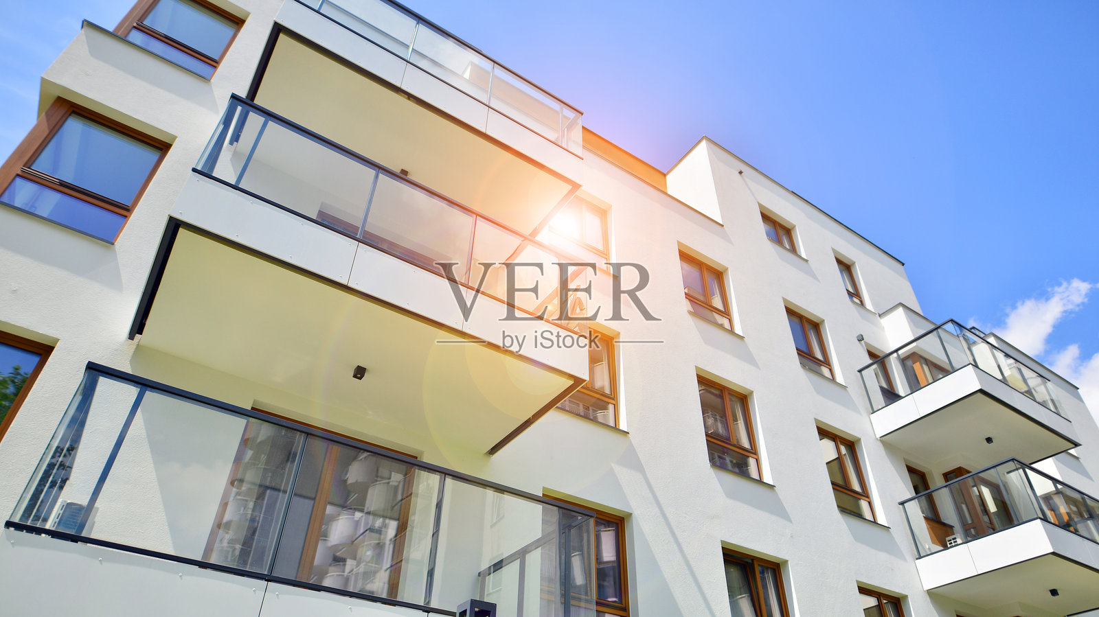 欧洲住宅建筑。现代房屋外立面。照片摄影图片