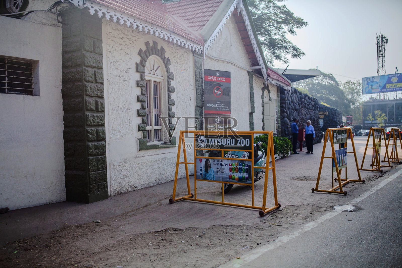 动物园的人行道标志照片摄影图片