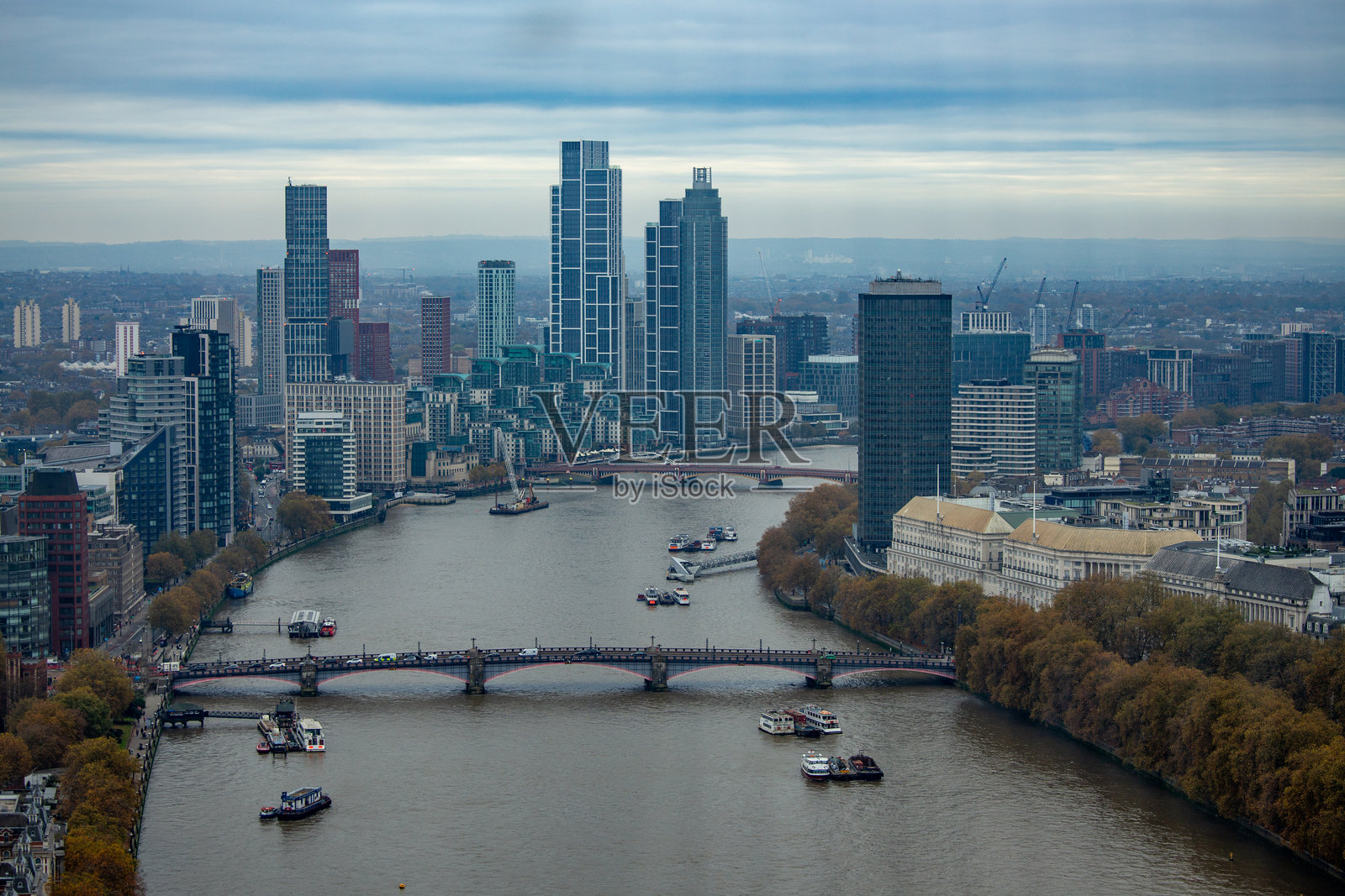 高角度俯瞰水边城市景观照片摄影图片