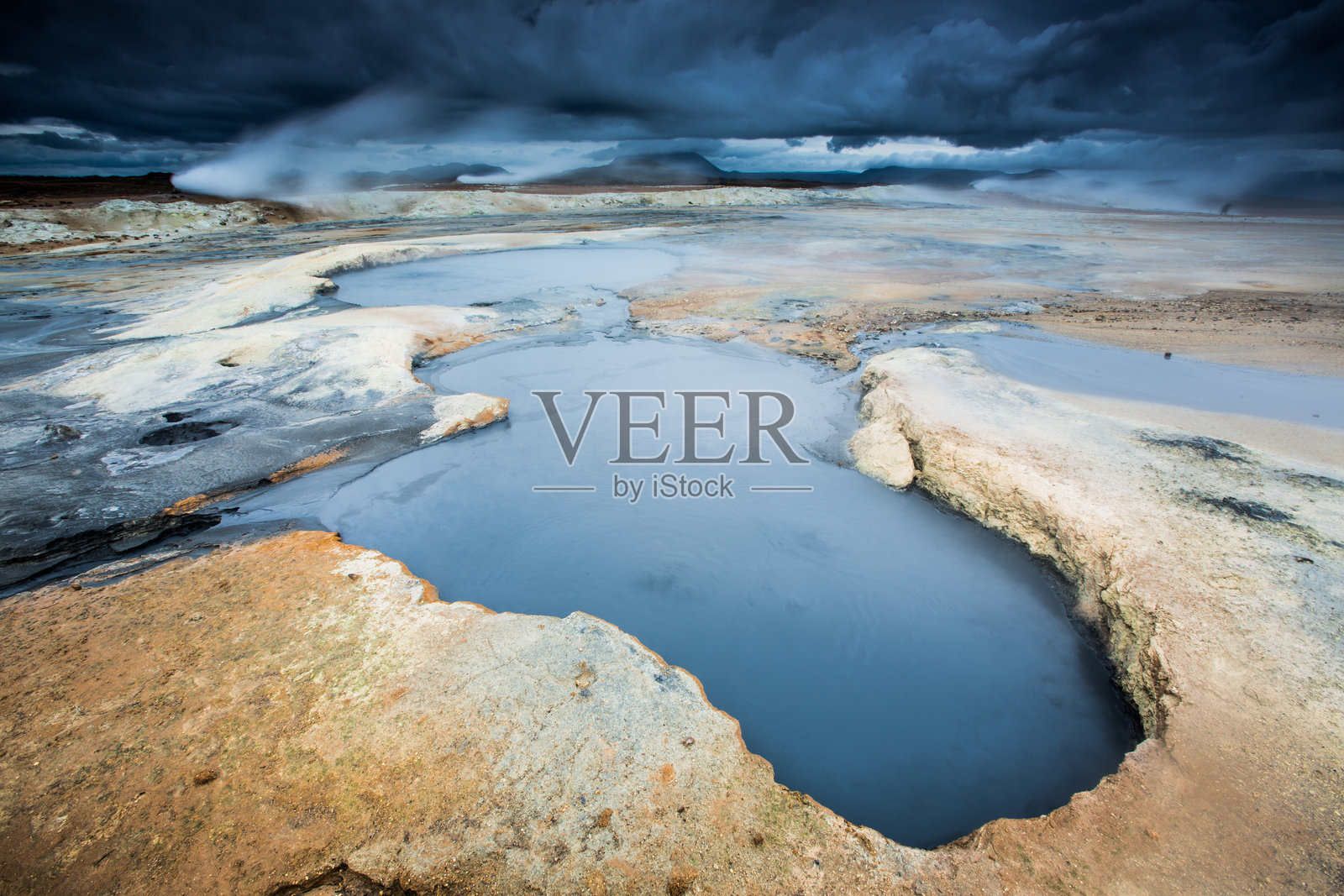 冰岛米湖上空的戏剧性云彩照片摄影图片