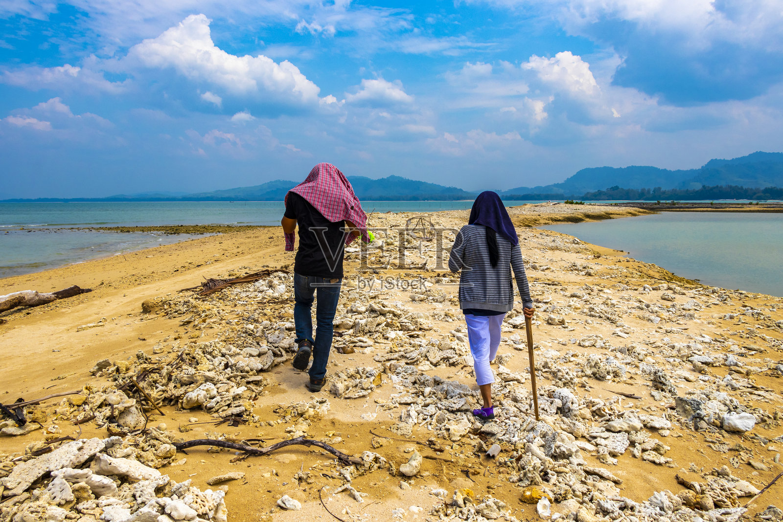 泰国帕卡朗角热带海滩海岸上散步的泰国情侣。照片摄影图片
