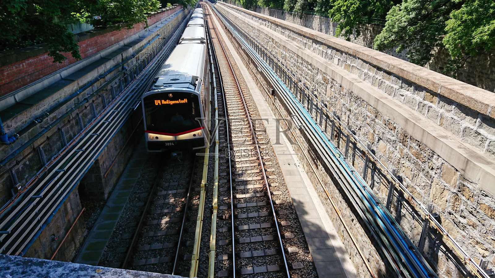 维也纳，奥地利 - U4地铁列车在轨道上照片摄影图片