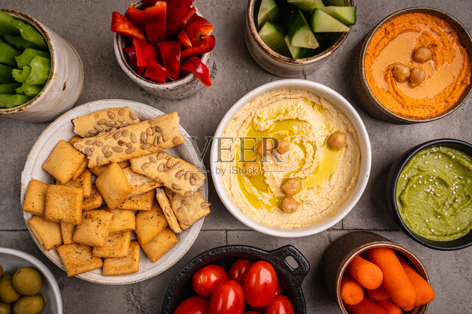 各种鹰嘴豆泥，健康的素食小吃照片摄影图片
