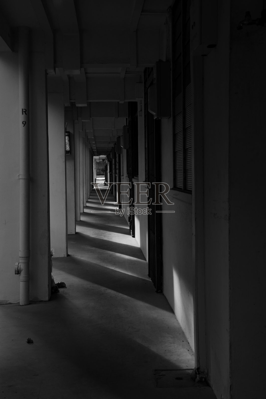 单色走廊的阴影与光线照片摄影图片