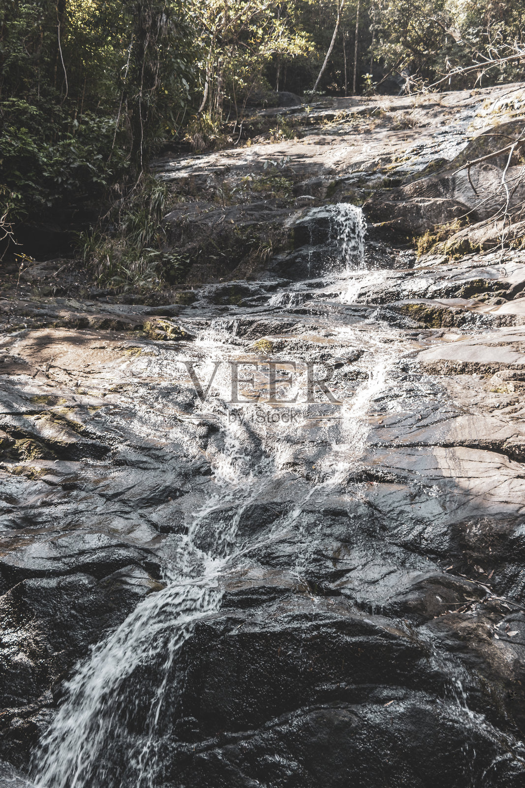 泰国考拉克热带丛林中的通冲法瀑布瀑布群。照片摄影图片