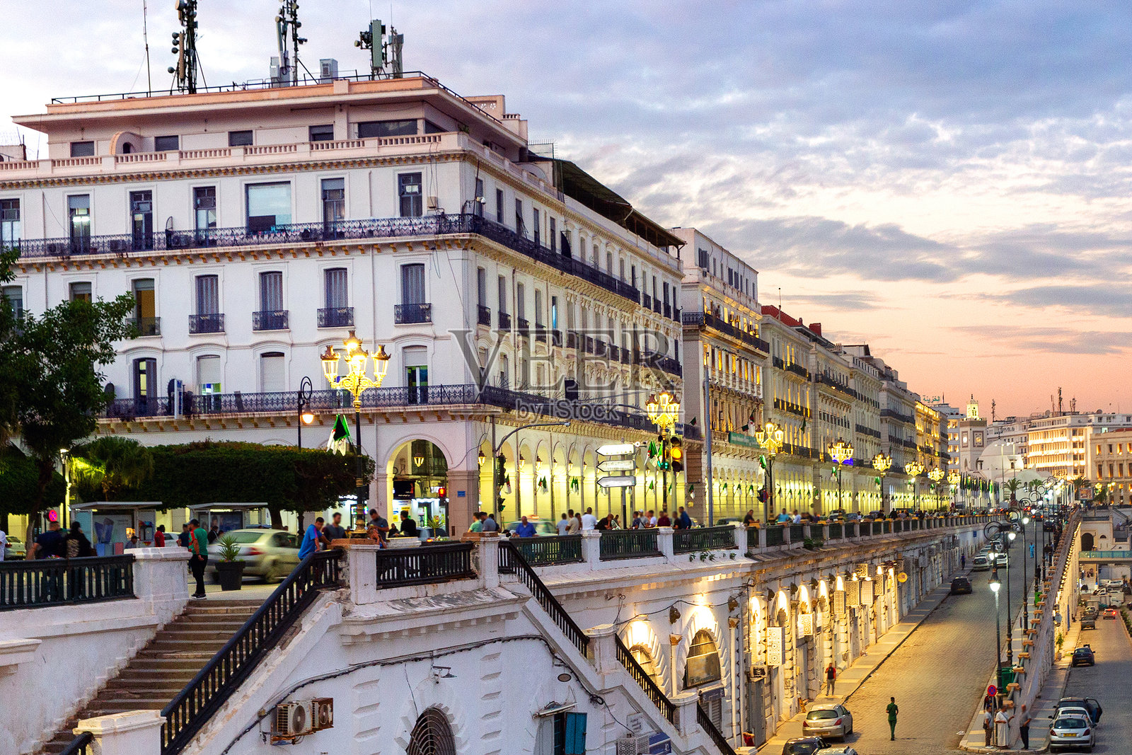 阿尔及尔市中央堤岸的夜景。阿尔及尔的海滨大道。阿尔及尔的夜景。阿尔及利亚共和国照片摄影图片
