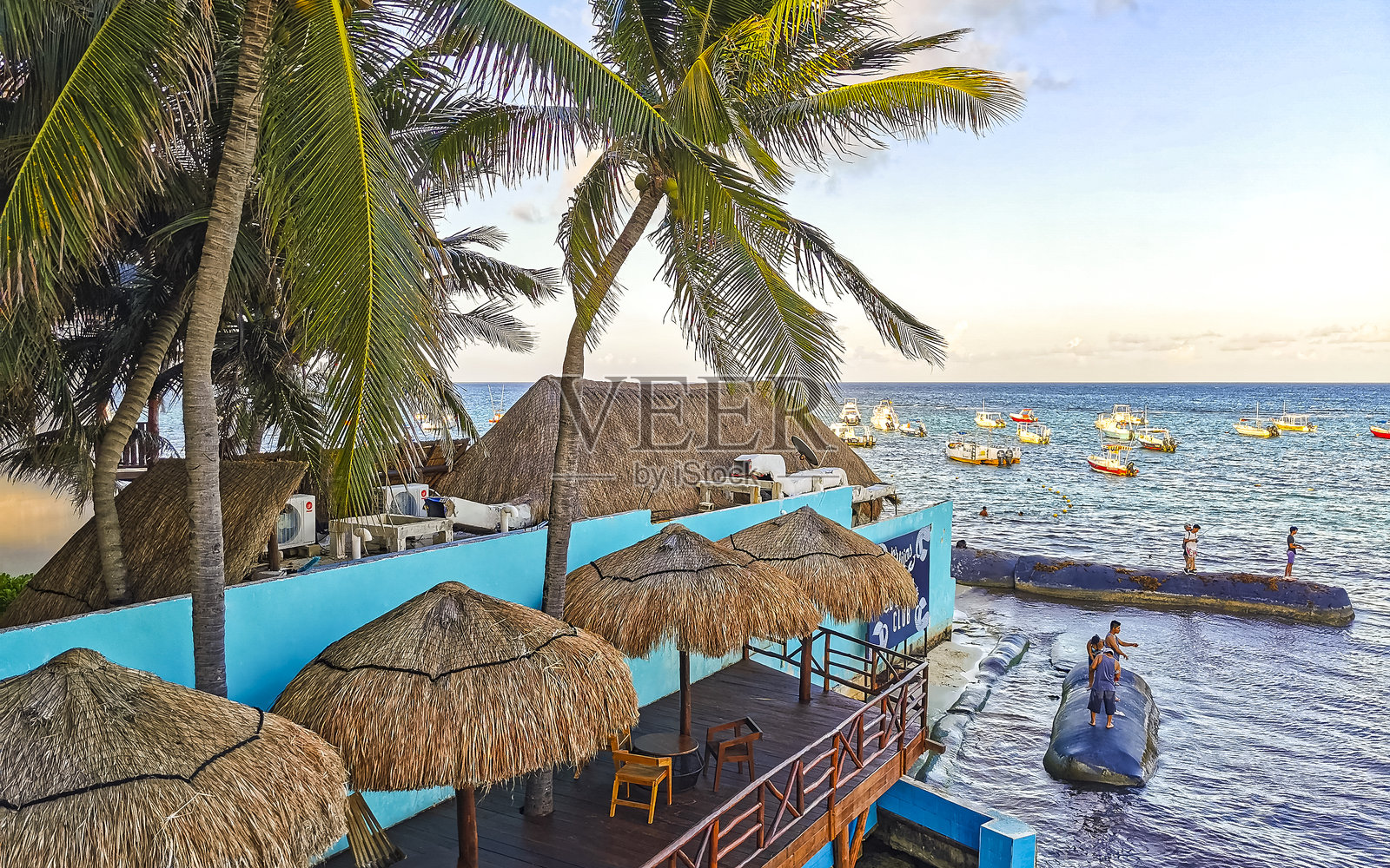 墨西哥卡门海滩的海岸酒吧和船只。照片摄影图片