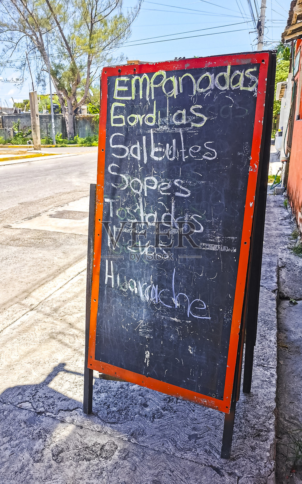 餐厅或咖啡馆的入口和信息牌。照片摄影图片