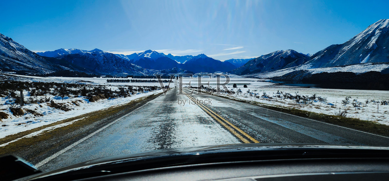 雪山映衬下的公路与天空照片摄影图片