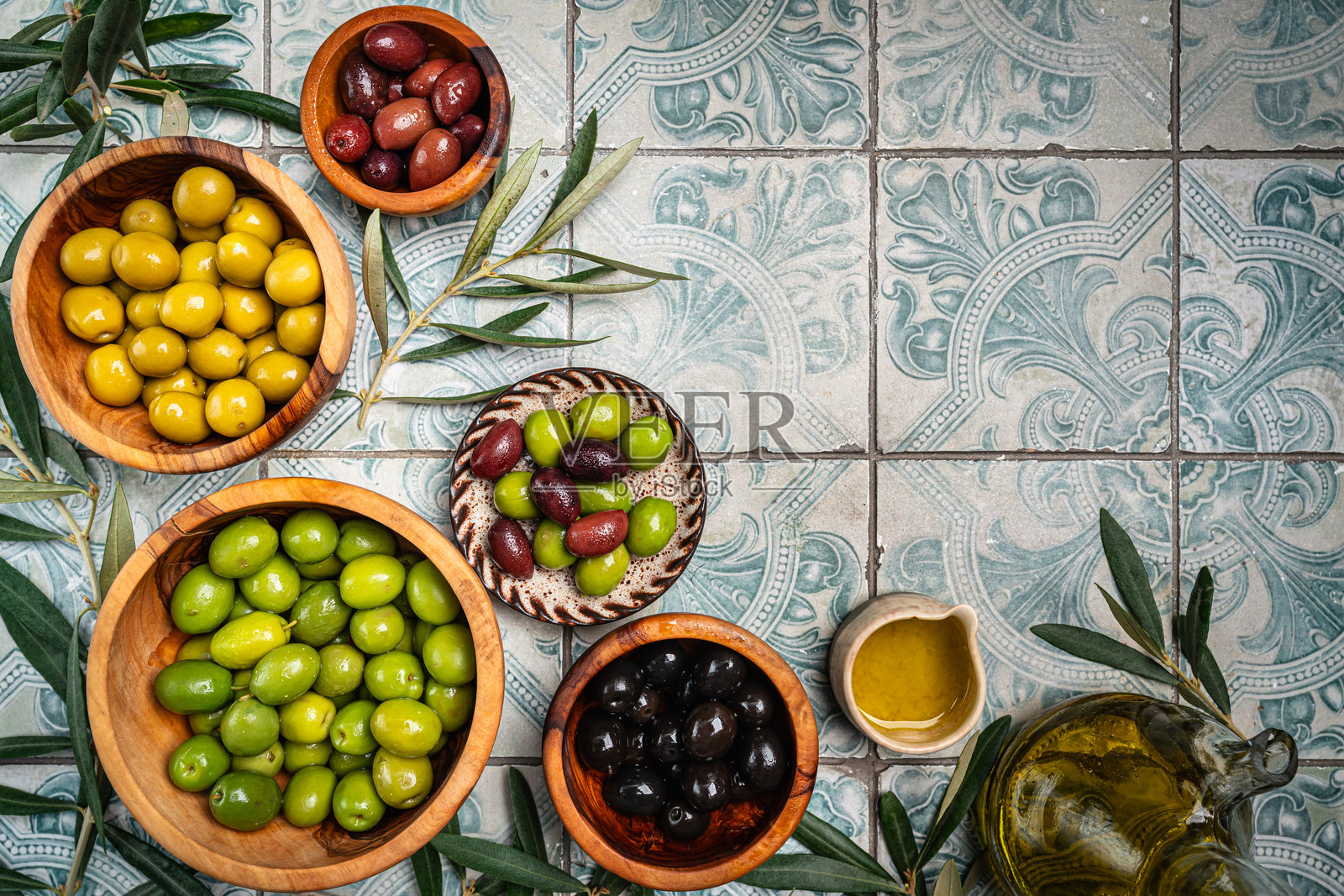 绿橄榄和黑橄榄照片摄影图片