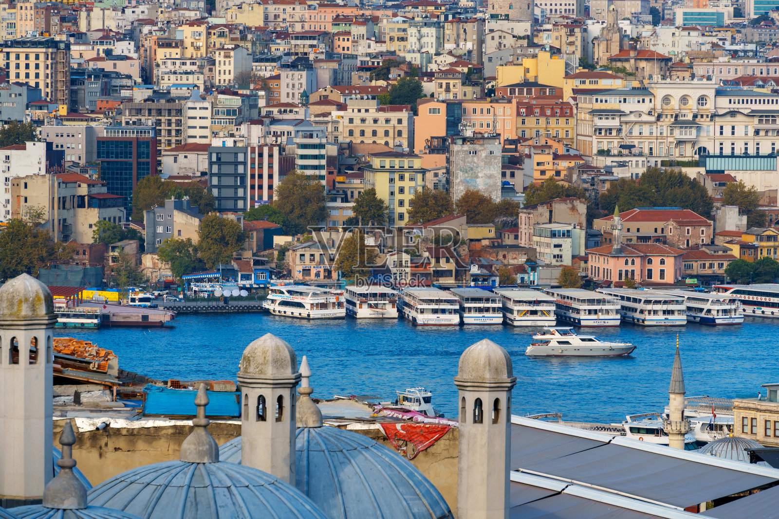 伊斯坦布尔,土耳其的城市风景,从苏莱曼尼耶清真寺俯瞰金角湾,城市建筑与天空相映成趣。照片摄影图片
