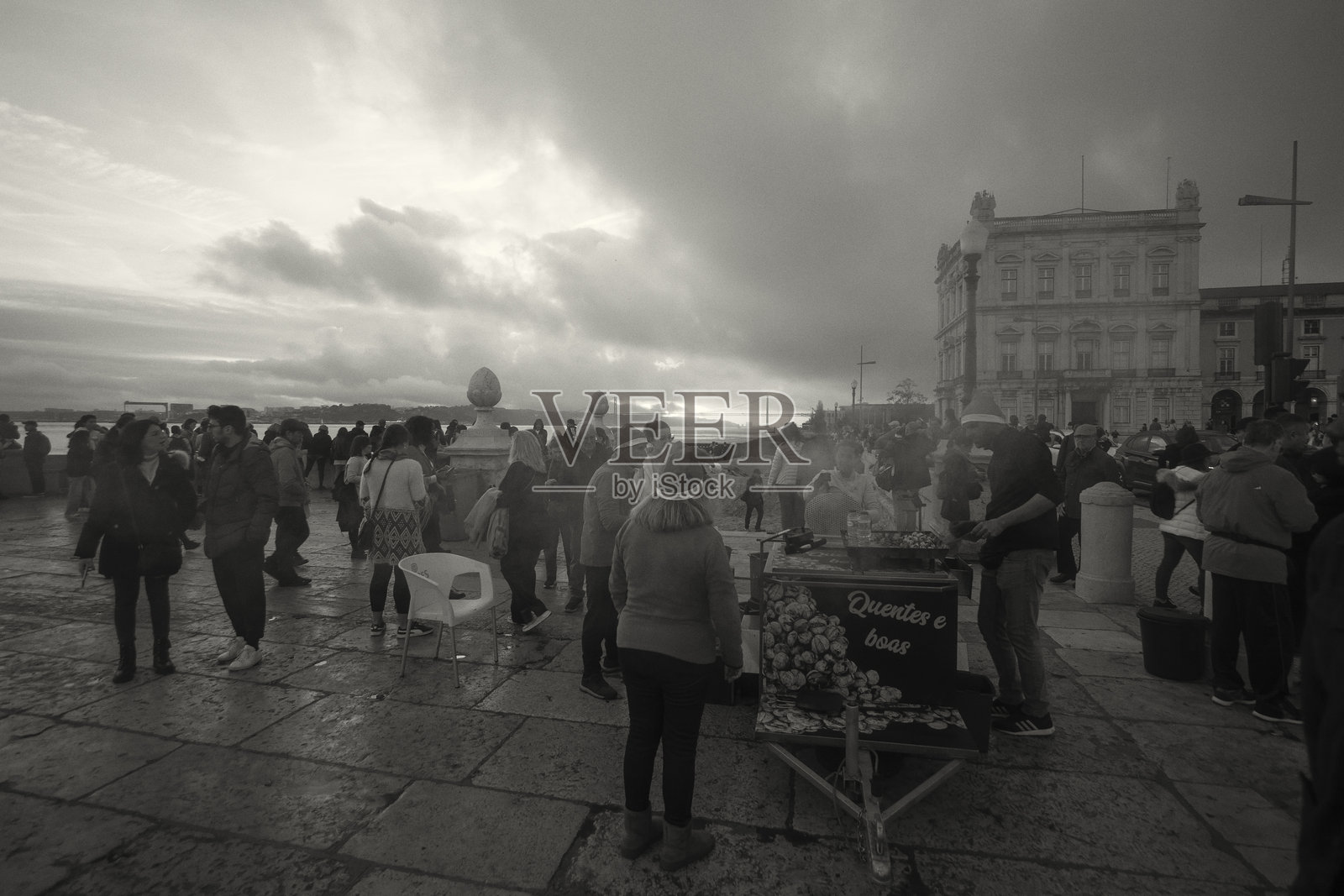 里斯本的传统烤栗子照片摄影图片