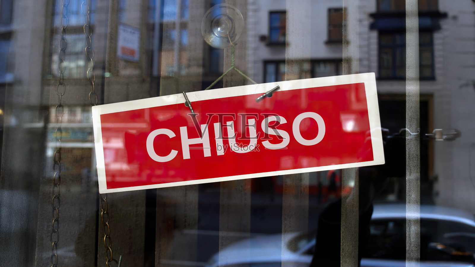 关闭标志用意大利语表示为 chiuso。照片摄影图片