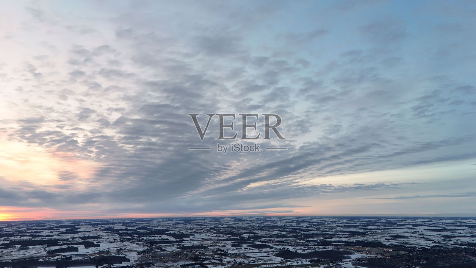 日出时分的雪覆盖的空中景观。照片摄影图片