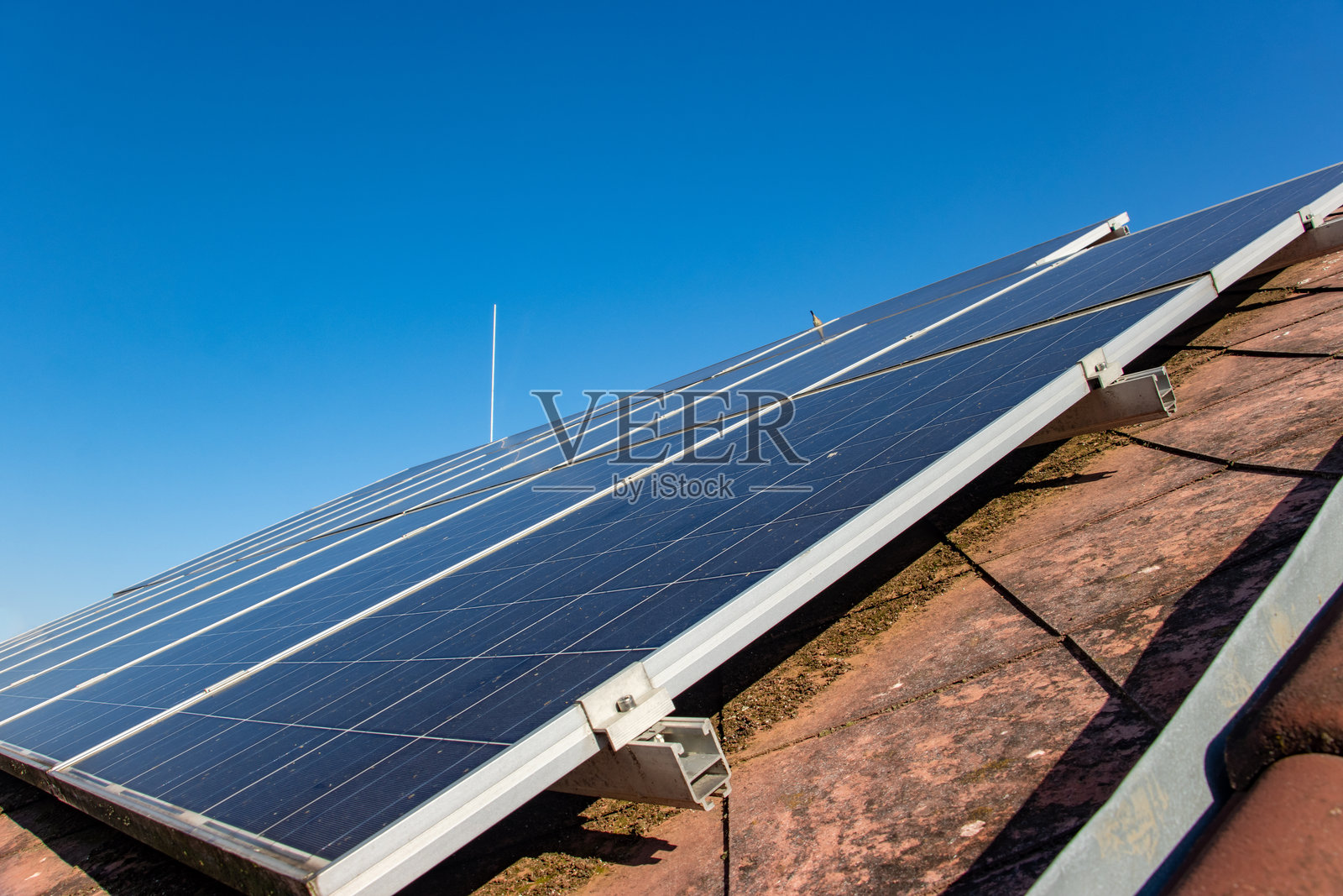 房子屋顶上的太阳能电池板照片摄影图片