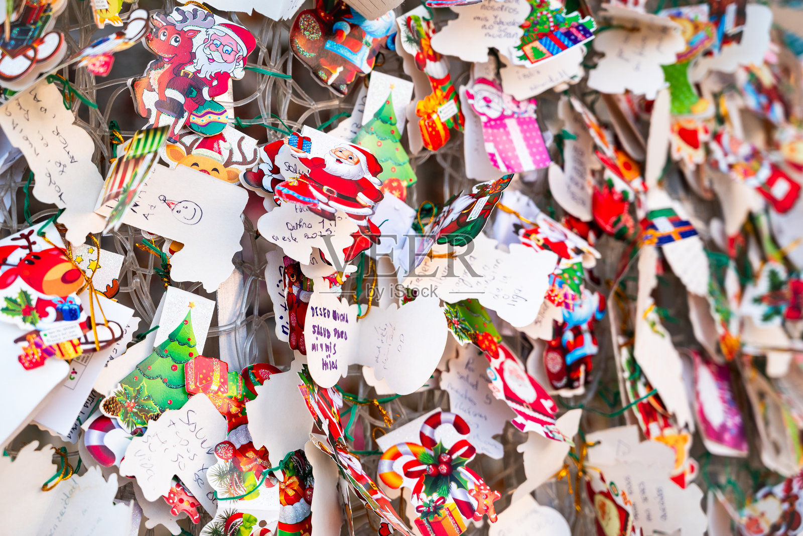 在西班牙马拉加的圣诞树上留下的圣诞和新年祝福便条照片摄影图片