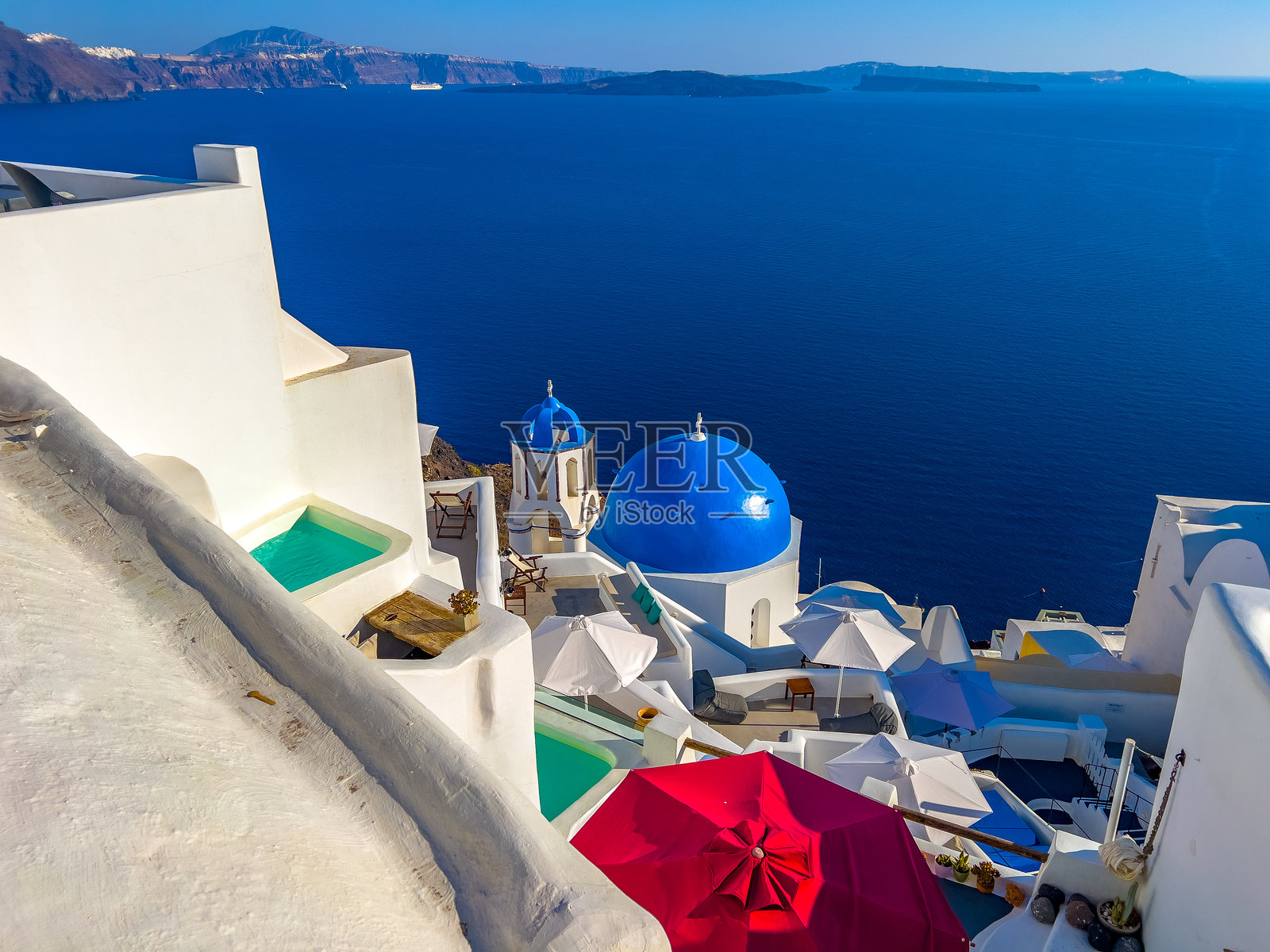 圣托里尼的蓝色圆顶教堂照片摄影图片