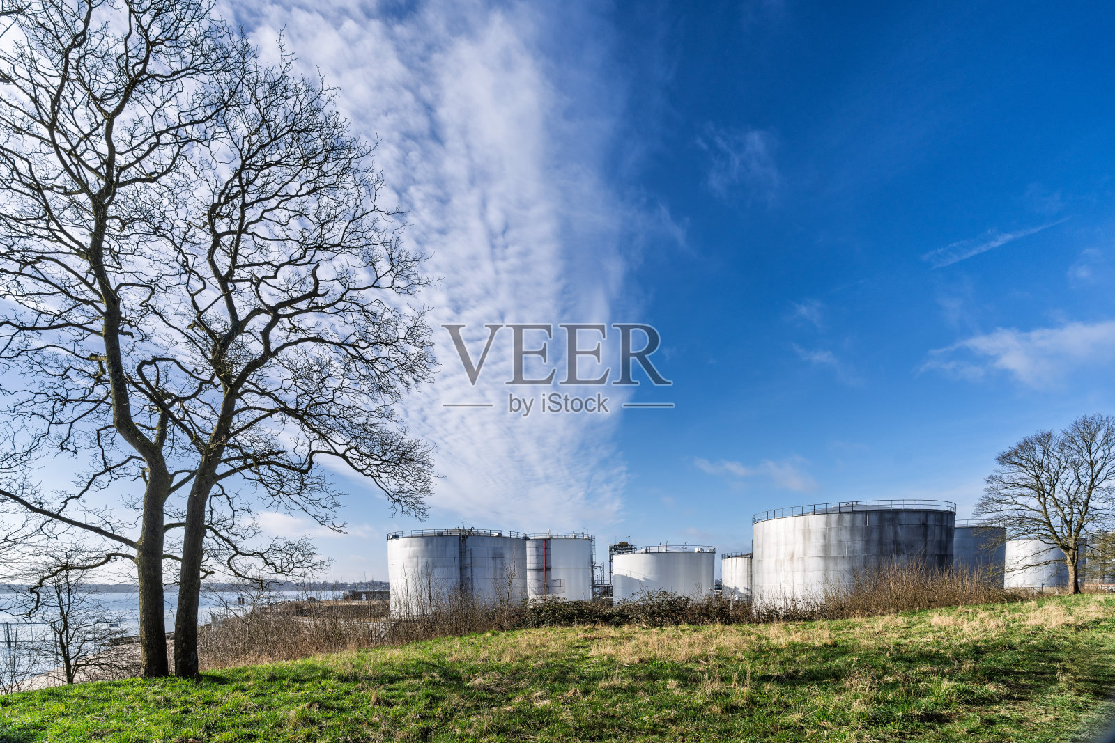丹麦弗雷德里西亚的自然风光与蓝天下的工业储存设施和筒仓照片摄影图片