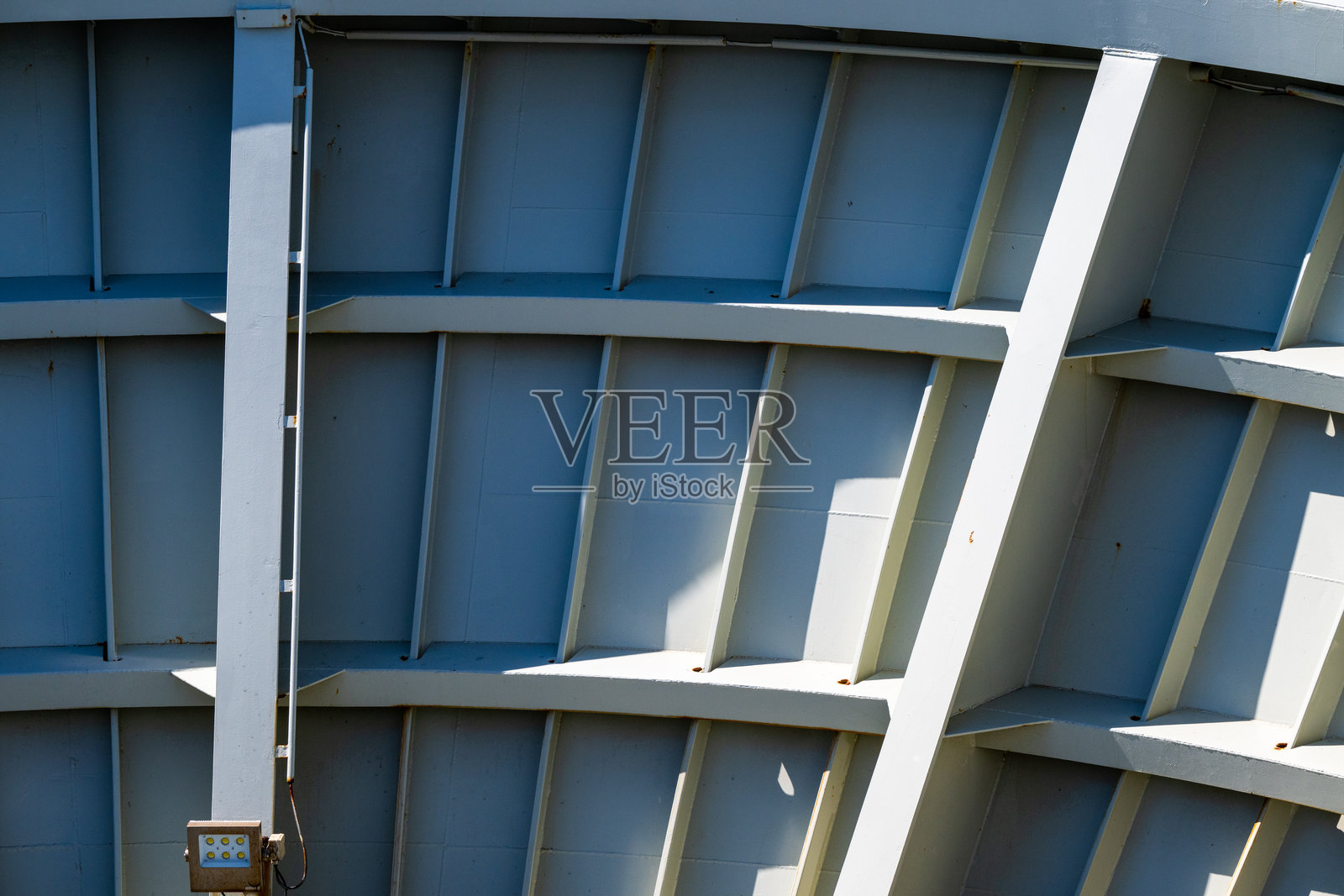 带有几何图案的结构金属梁。照片摄影图片