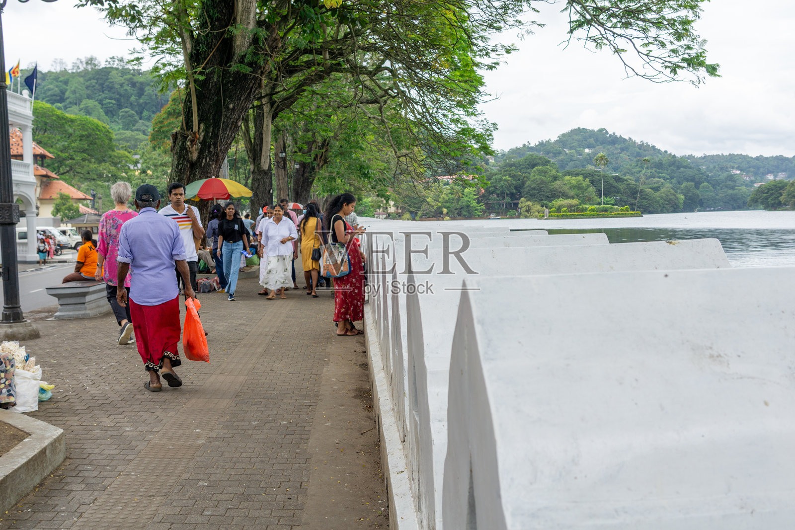 游客和追随者在装饰精美的白色墙壁前参观佛牙寺的场地照片摄影图片