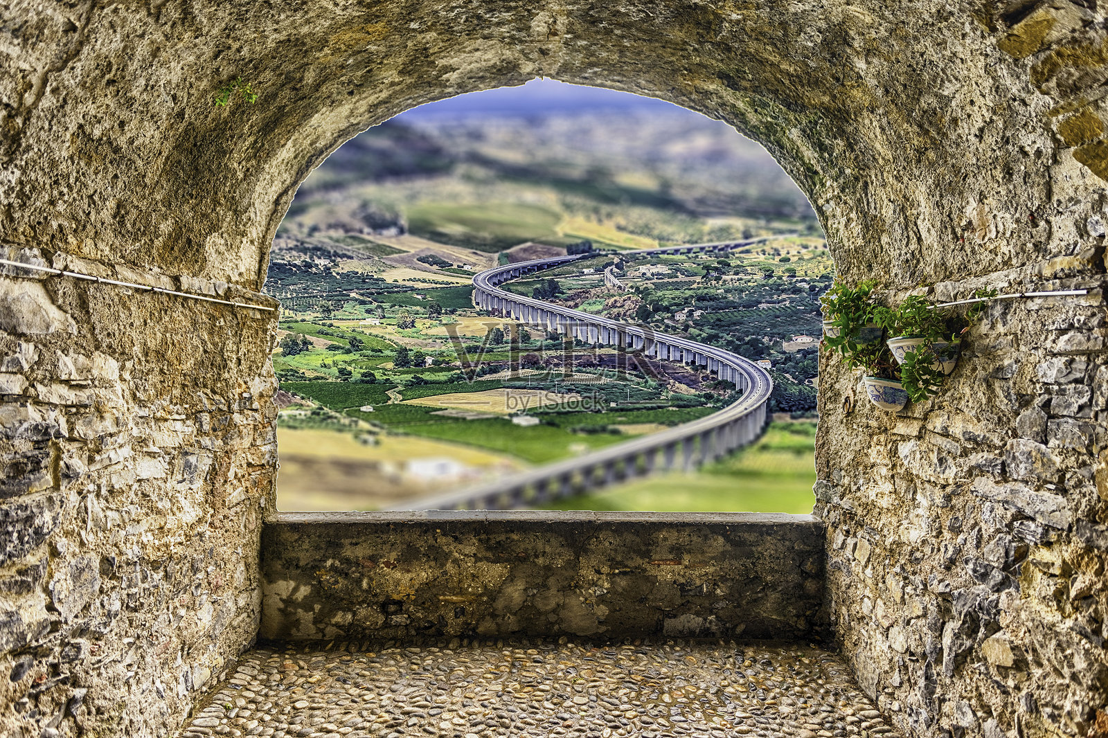 意大利西西里岛的岩石阳台俯瞰S型曲线高速公路立交桥照片摄影图片