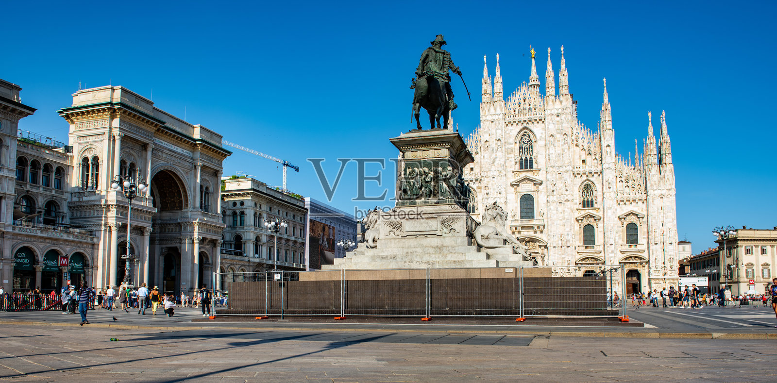 米兰大教堂位于米兰大教堂广场（Piazza del Duomo或米兰大教堂广场），意大利。照片摄影图片