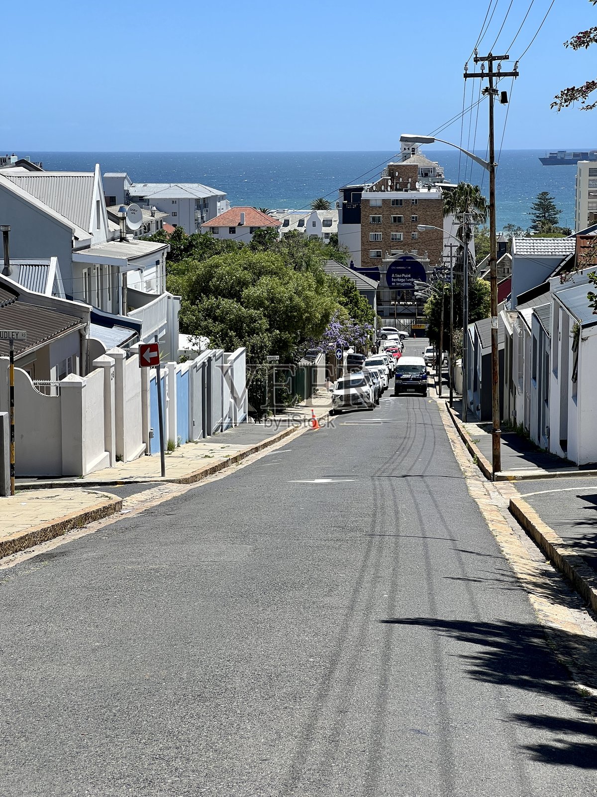 开普敦，南非的街道上停着房屋和汽车照片摄影图片