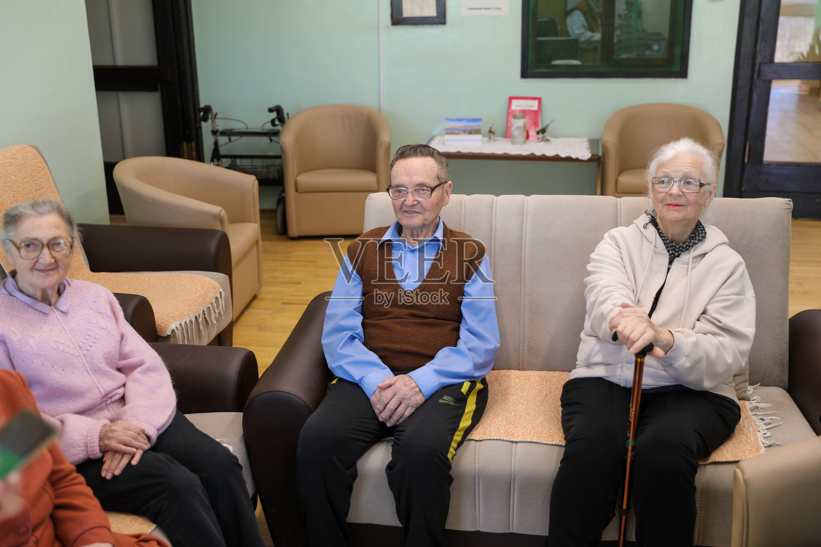 在养老院（80岁以上）中带领小组会议的治疗师照片摄影图片