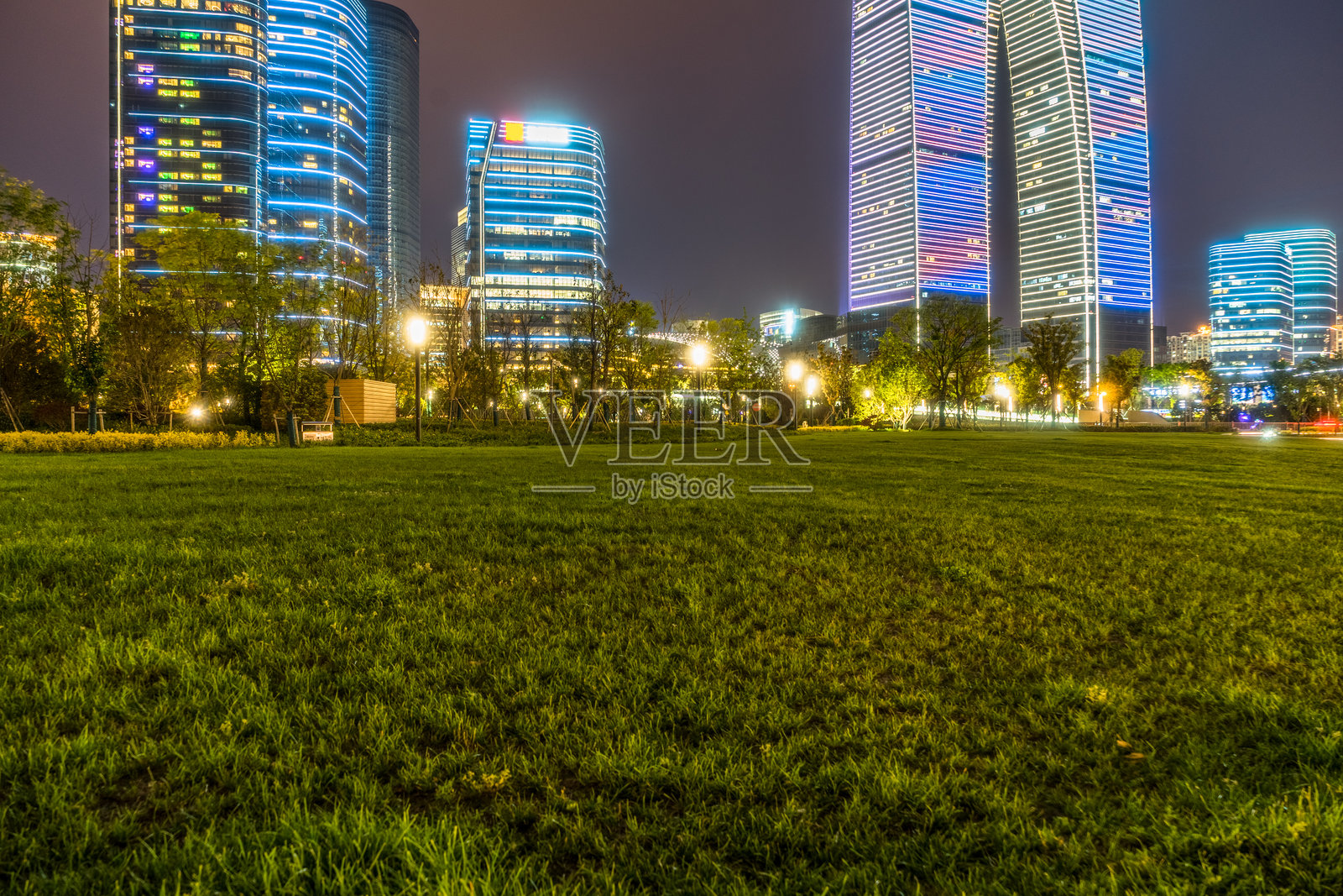 从公园草地上俯瞰苏州的城市景观和天际线。照片摄影图片