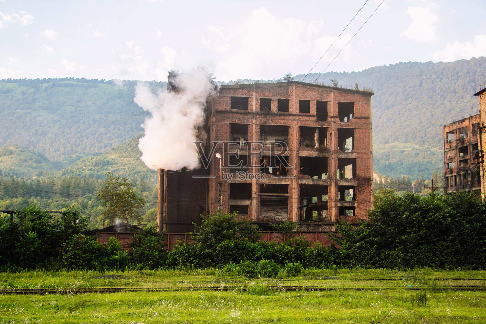 烧毁的废弃工业建筑照片摄影图片