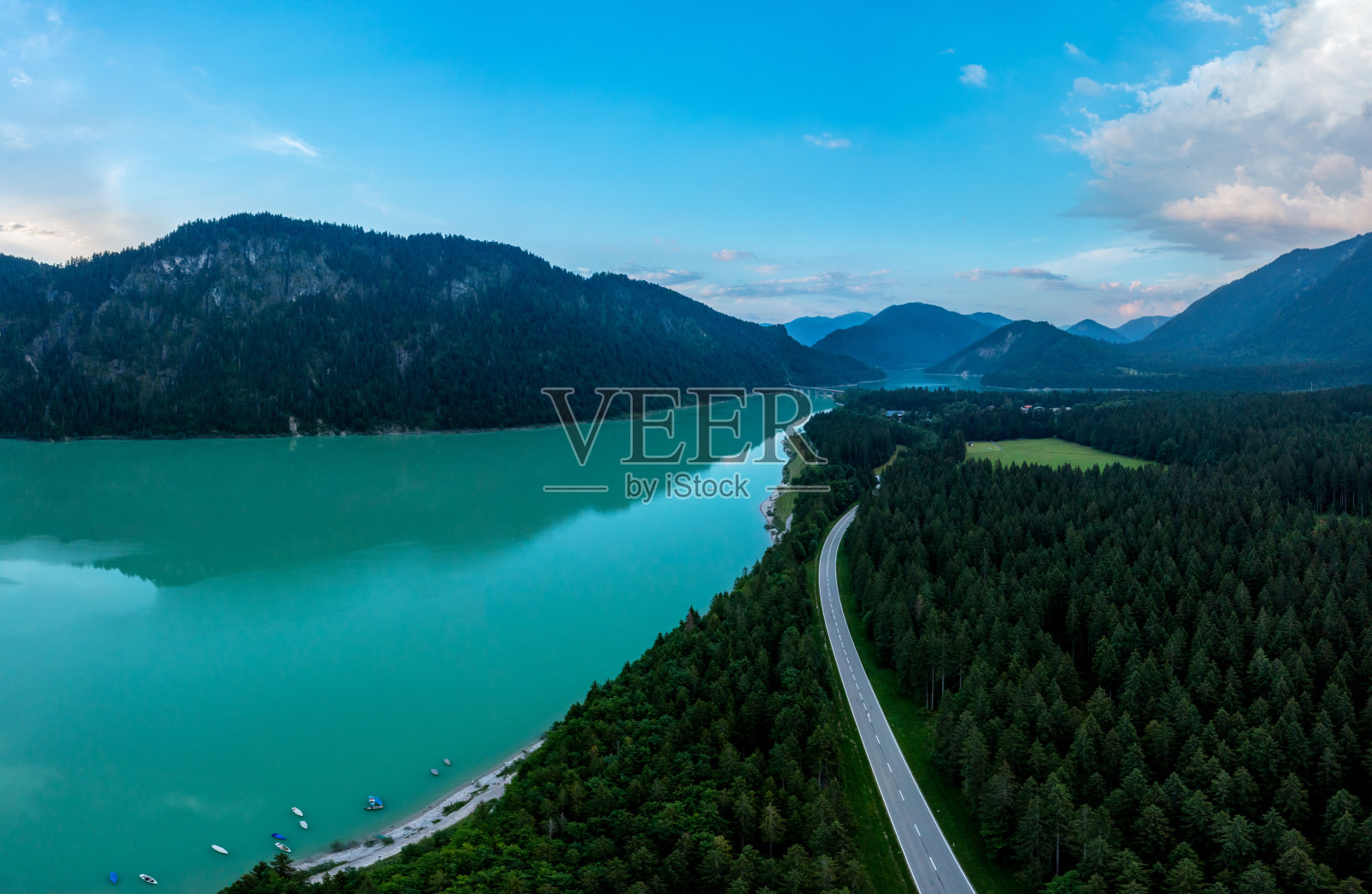 德国巴伐利亚阿尔卑斯山的西尔文施泰因湖航拍视图照片摄影图片