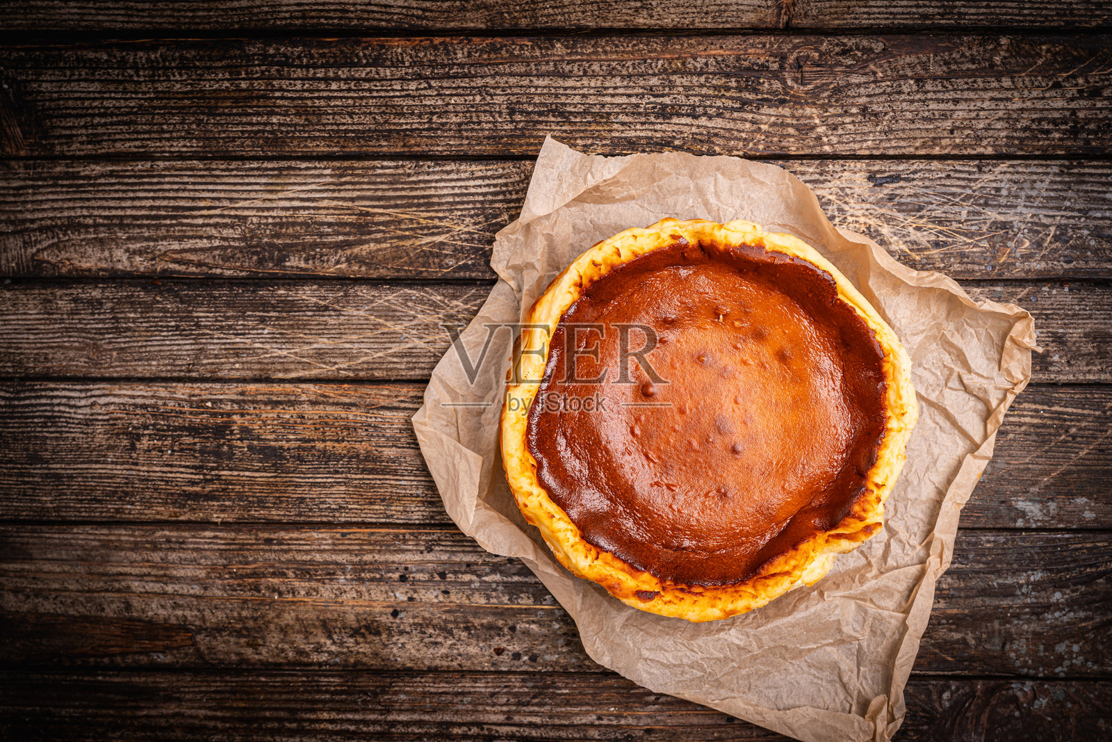 自制巴斯克焦 burnt 奶酪蛋糕照片摄影图片