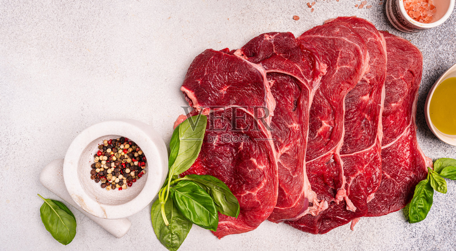 生鲜有机牛排与烹饪所需的配料照片摄影图片