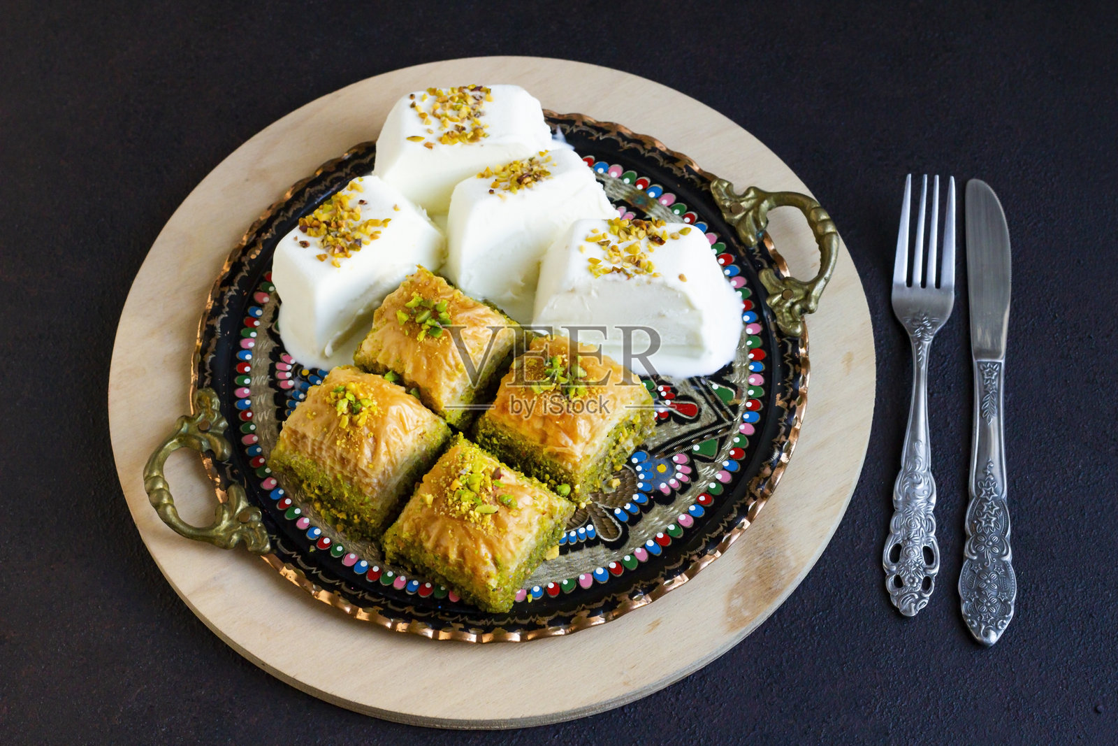 土耳其马拉斯切冰淇淋和巴克拉瓦照片摄影图片