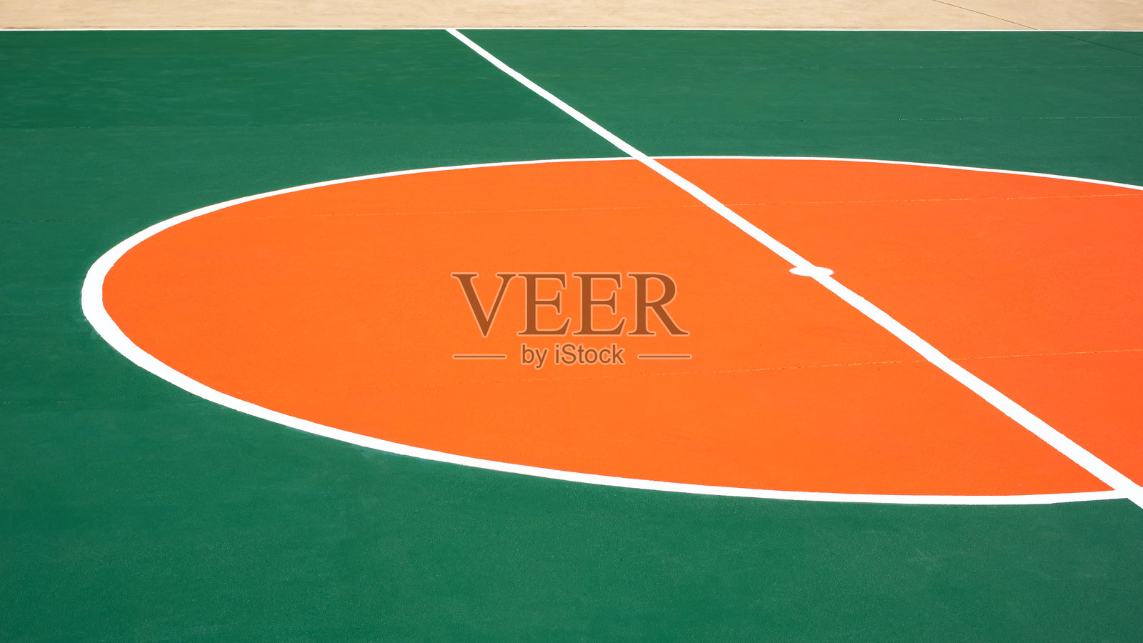 翻新户外五人制足球场，绿色混凝土地面上有橙色圆心和白色线条照片摄影图片