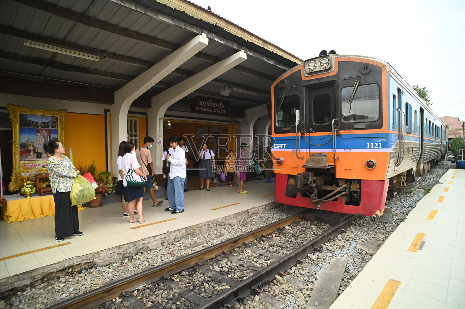 乘客人群在马哈柴车站等待火车。火车是一种出行方式，因为它便宜、安全，并且是体验的一部分。照片摄影图片