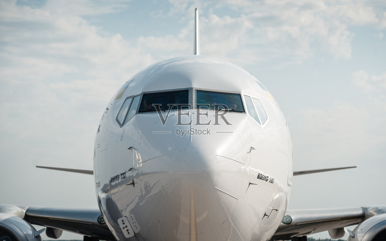 停在机场登机口附近的波音737（UR-UBC），特写视角。照片摄影图片