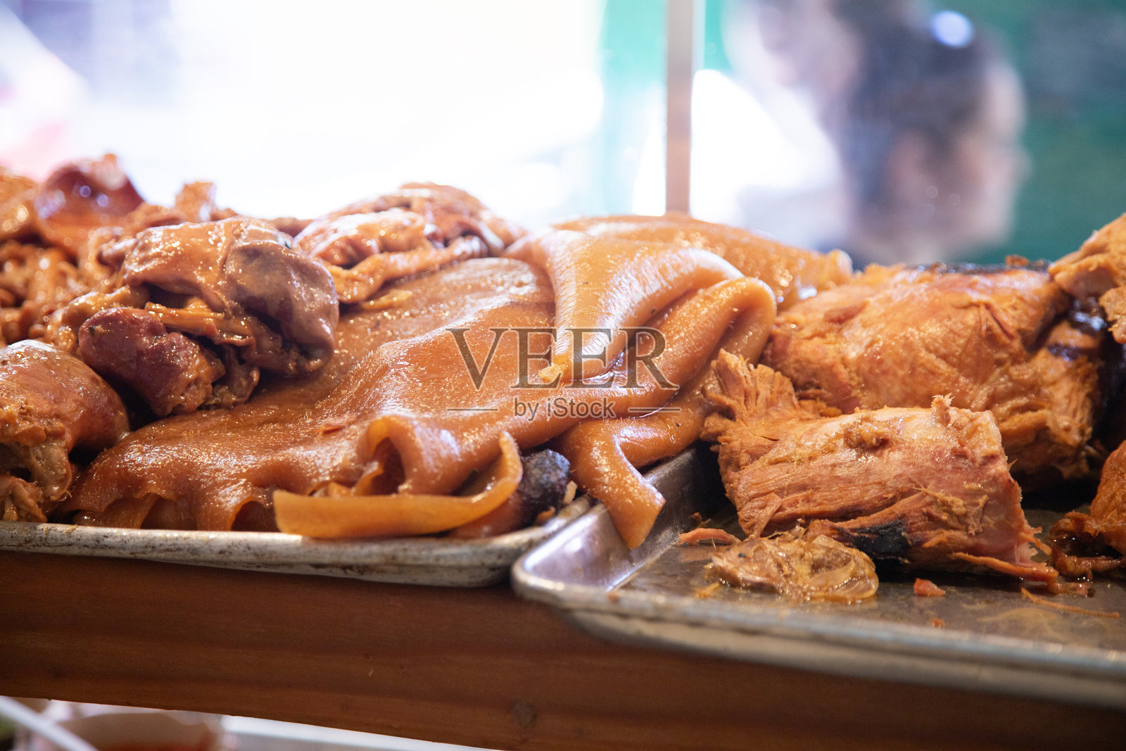 市场上的食品摊位出售著名的墨西哥猪肉卡尼塔斯玉米饼。照片摄影图片