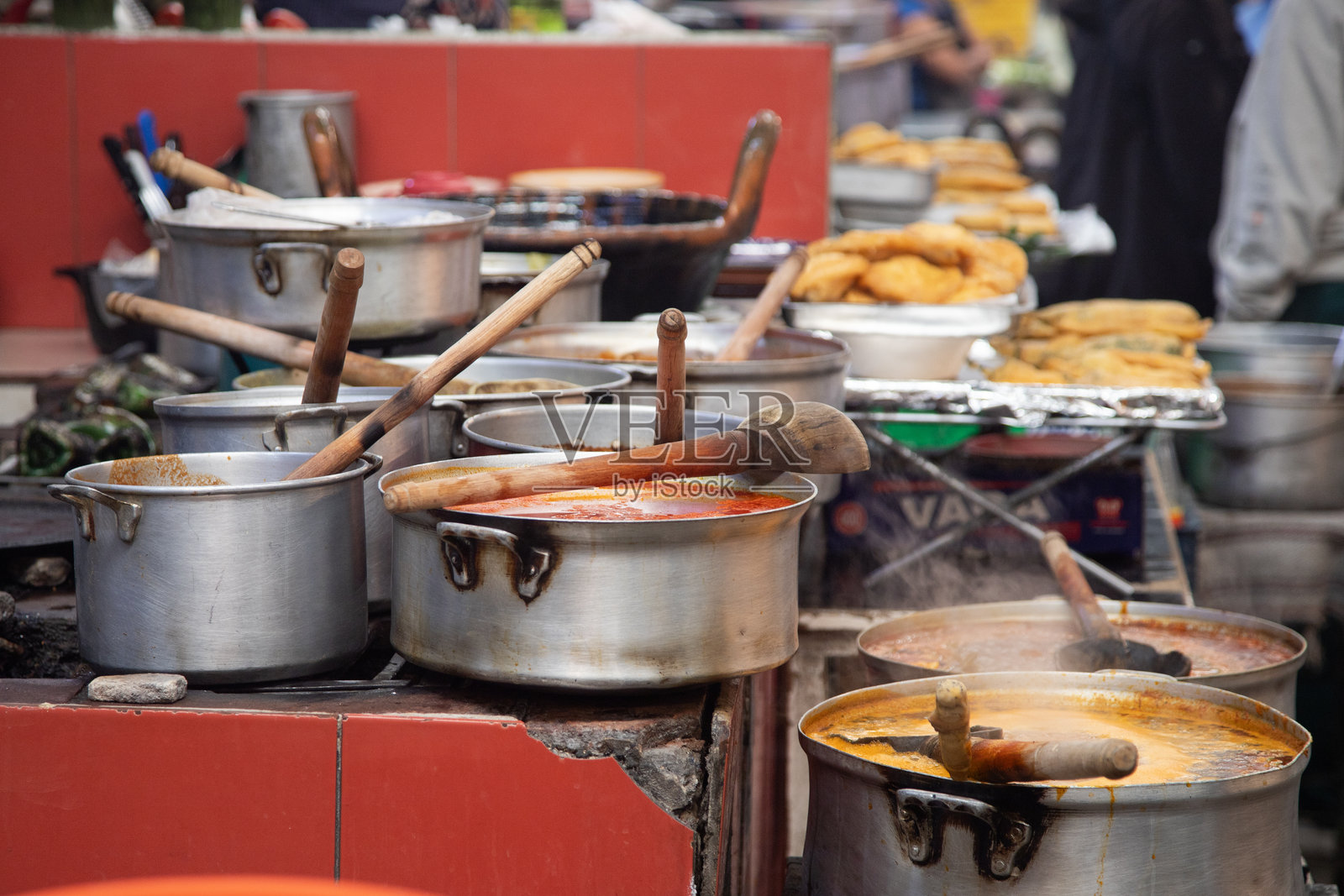 在墨西哥普埃布拉的乔卢拉市场出售的食物罐。照片摄影图片
