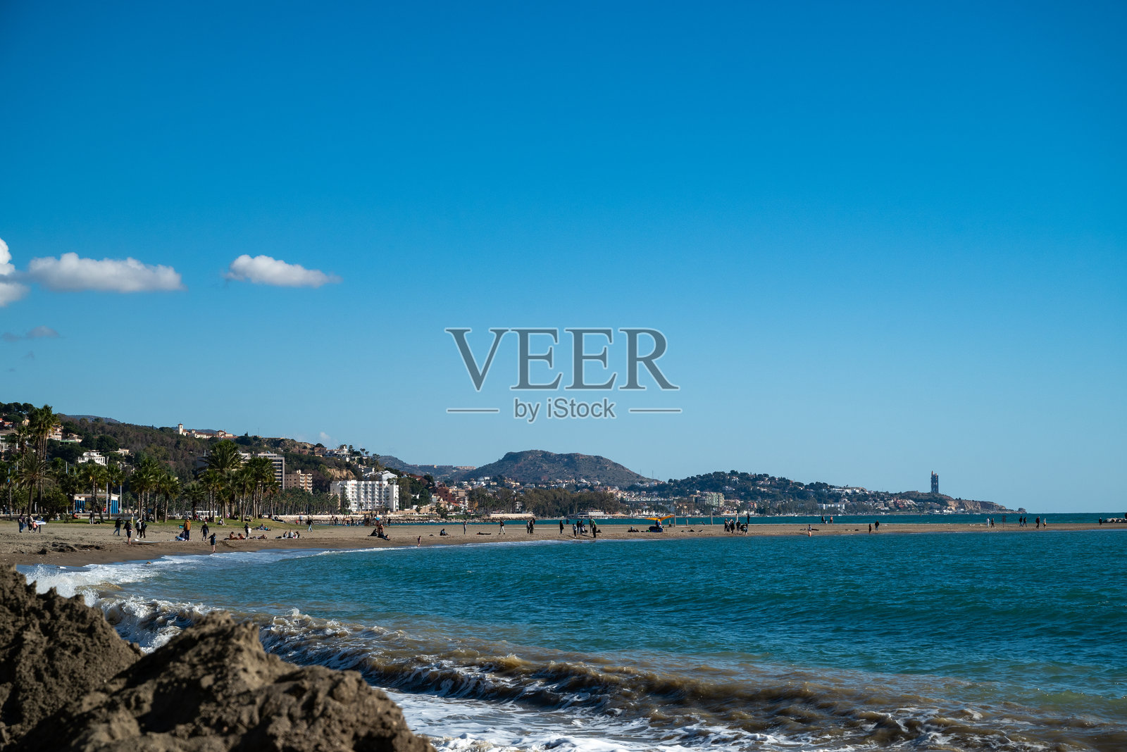 马拉加海滩上蓝天阳光下的如画美景照片摄影图片