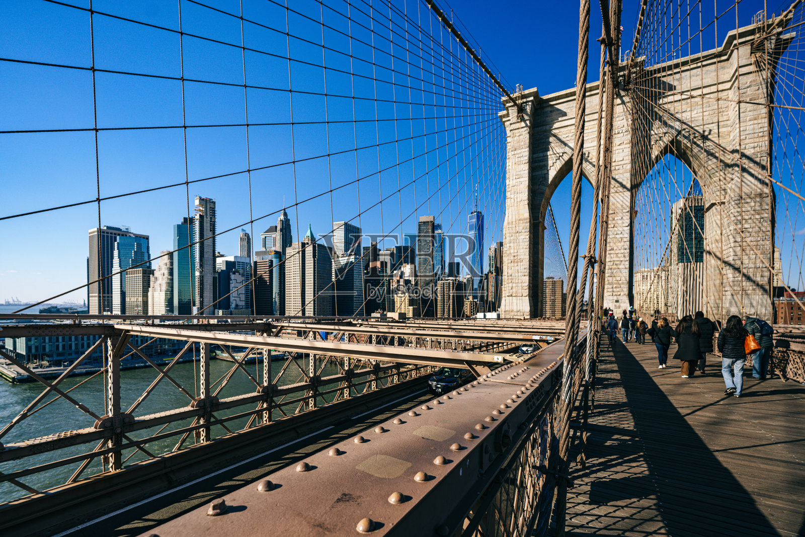 布鲁克林大桥与晴朗日子的曼哈顿天际线照片摄影图片