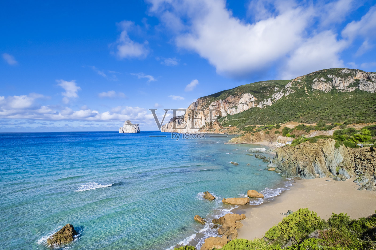 扎库尔面包山 - 位于意大利撒丁岛西南部的波图考利和马苏阿海滩前的糖面包山照片摄影图片