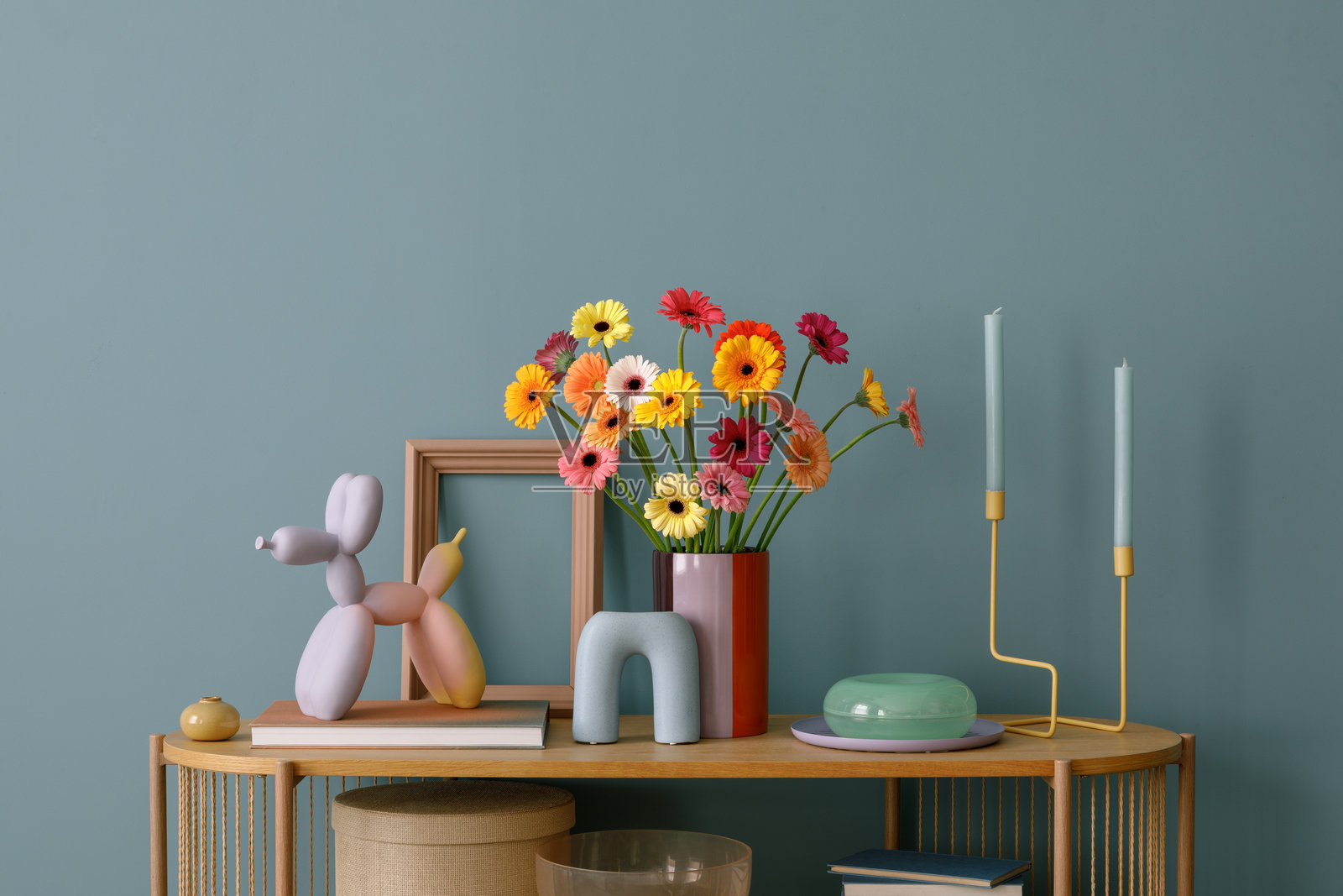 优雅的布置，包含气球狗雕塑、鲜艳的花朵和现代蜡烛台，营造出愉快而艺术的氛围。照片摄影图片