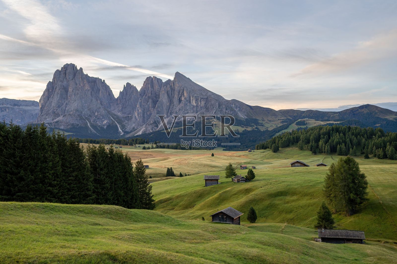 多洛米蒂山脉的美丽景色，草地和小木屋照片摄影图片