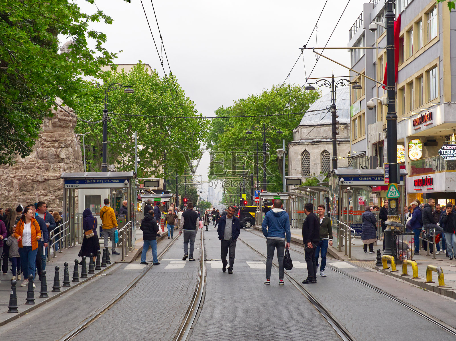 繁忙的城市街道与电车轨道照片摄影图片