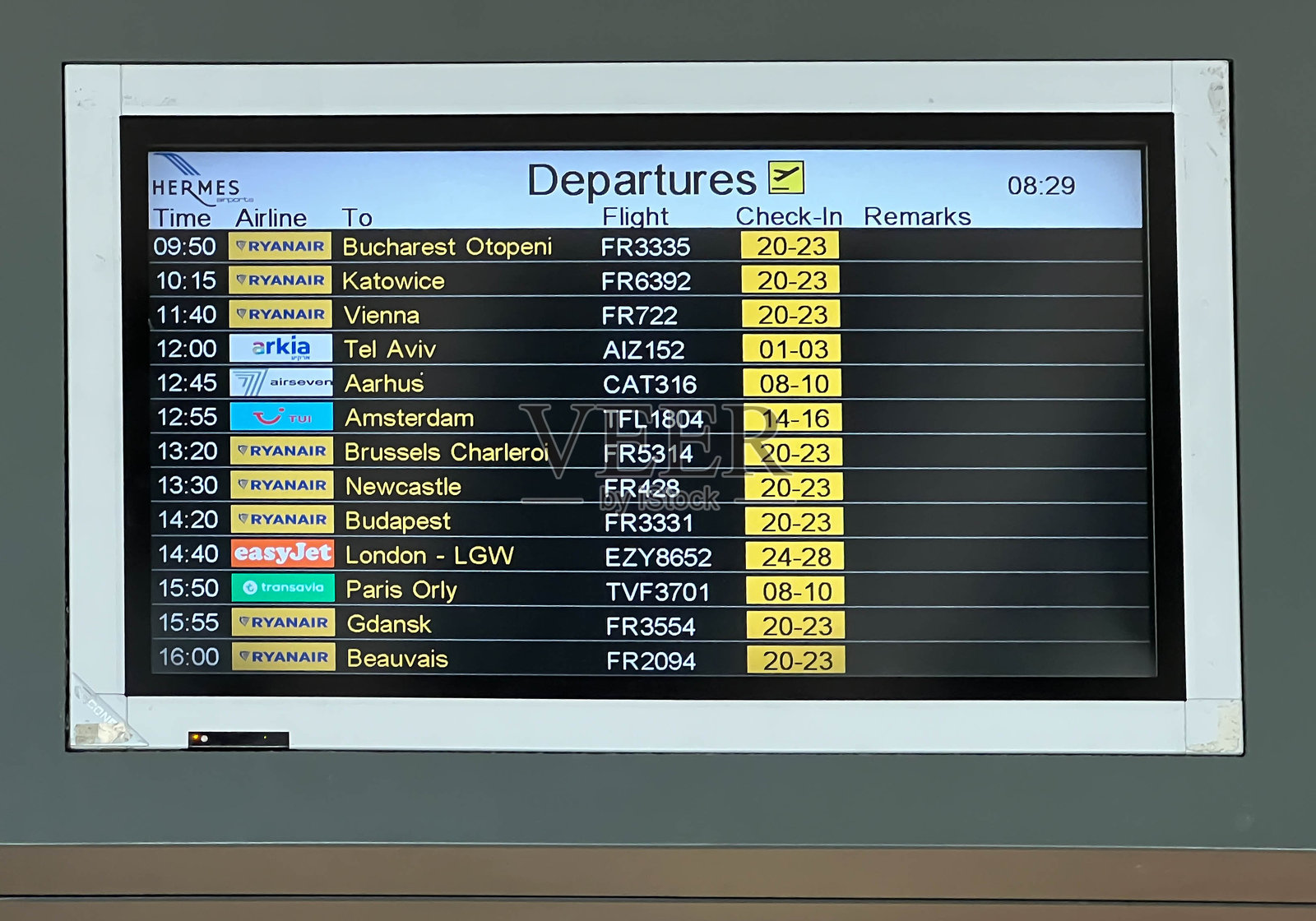 塞浦路斯帕福斯国际机场。航班出发信息板照片摄影图片