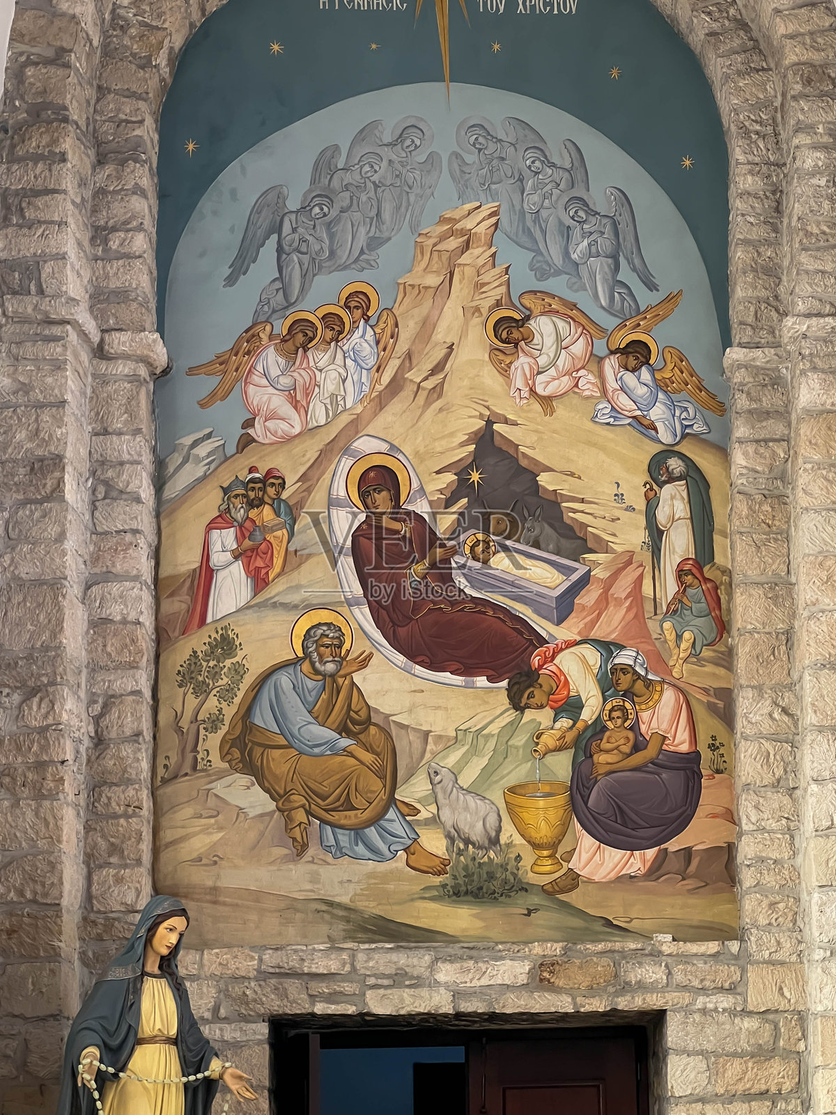 塞浦路斯利马索尔圣凯瑟琳天主教堂的内部。一幅描绘新生耶稣和其他场景的壁画。照片摄影图片