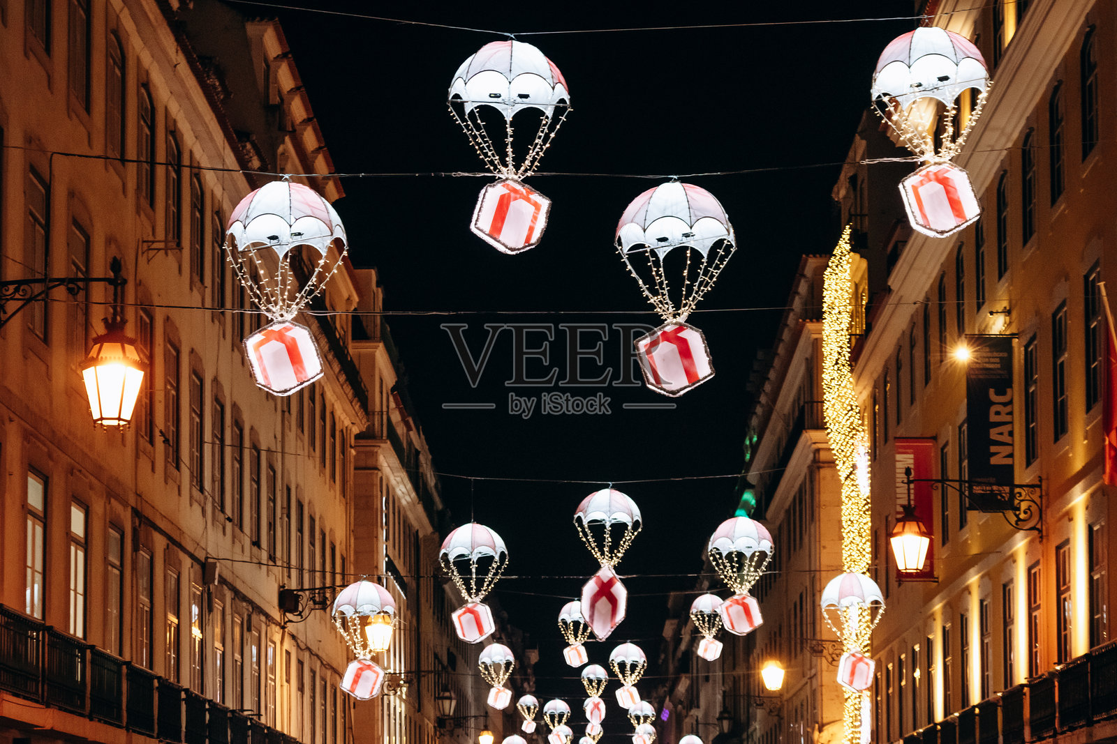 里斯本市中心在夜晚被圣诞装饰照亮照片摄影图片