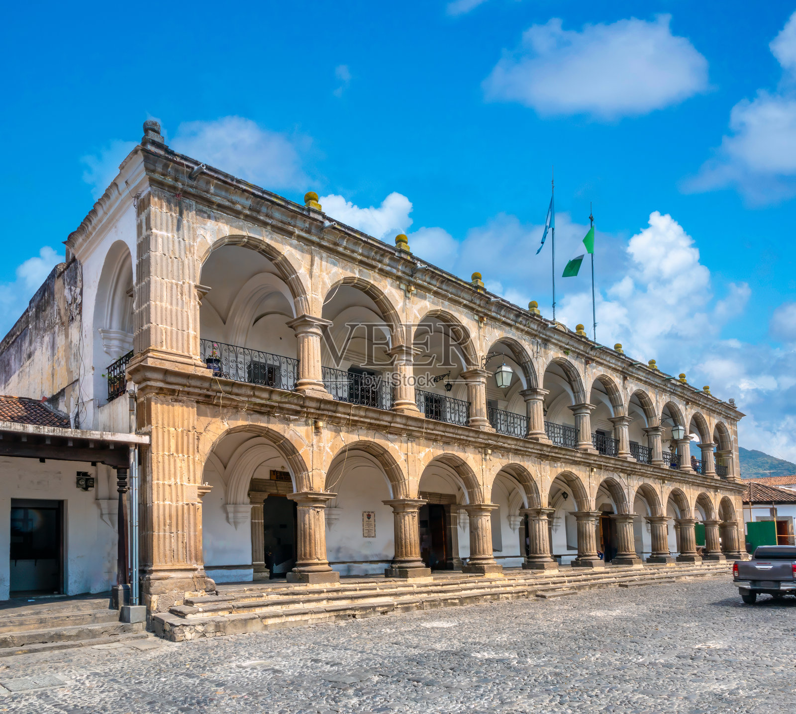 古城安提瓜，危地马拉，中央广场周围的宏伟殖民建筑遗址照片摄影图片